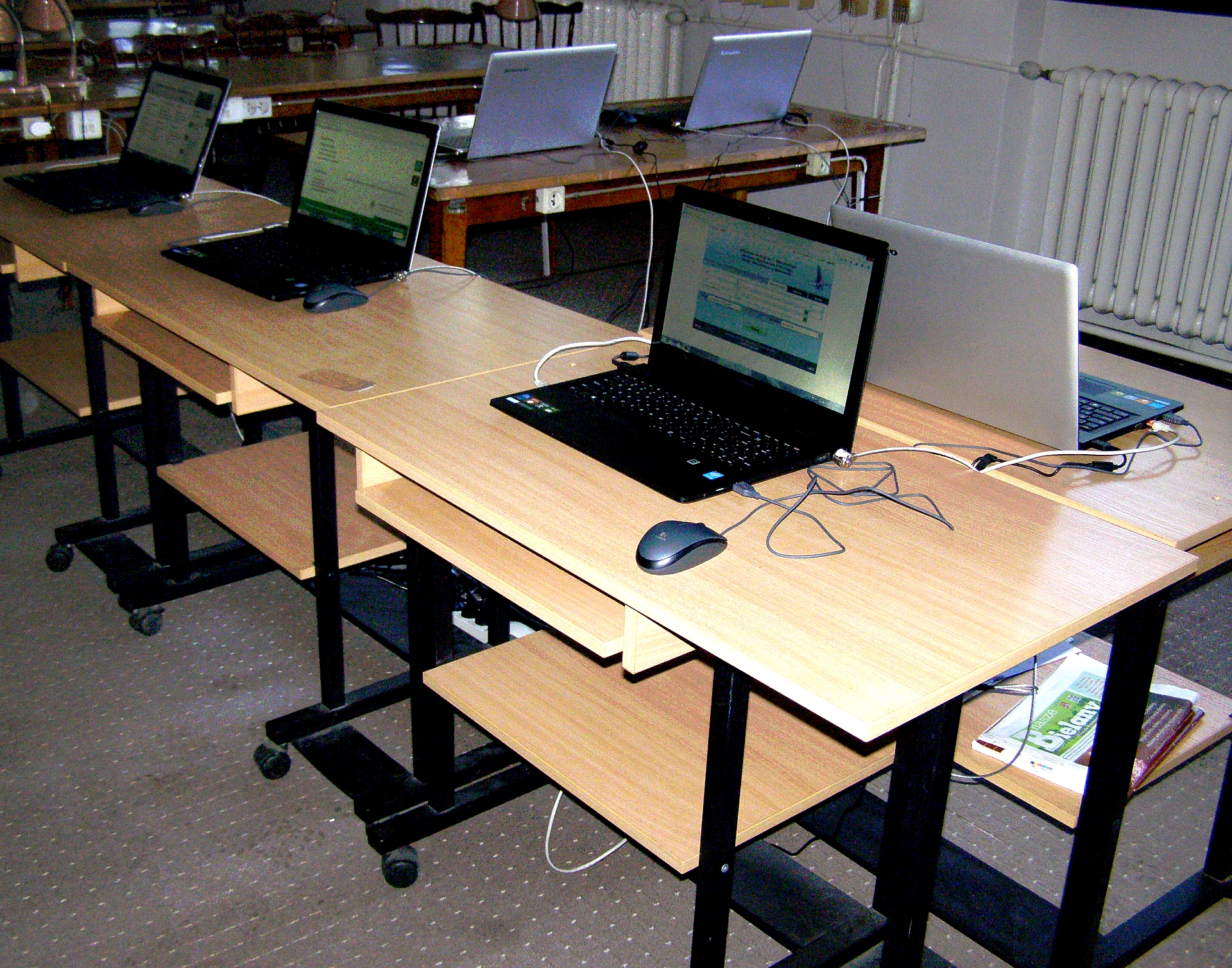 Laptopy w czytelni